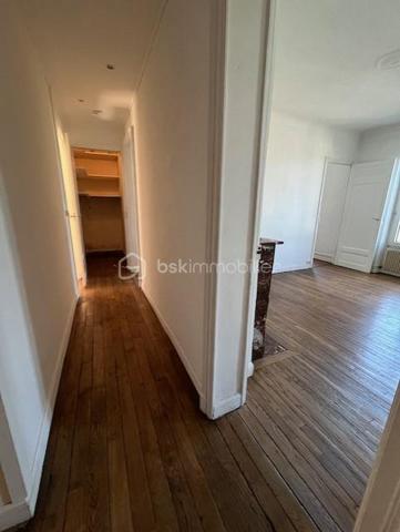 Rare ! Proche centre ville, Boulevard Jamin, quartier paisible et agréable !
Appartement sans travaux de 4 pièces de 71 m² très lumineux situé au 2ème étage d'un petit immeuble de 3 étages.
Cet appartement comprend une cuisine équipée et ouverte sur le séjour, arrière cuisine, 3 chambres, salle d'eau, wc, placard. Il dispose également d'un grand Grenier, d'un garage à velo privative et d'une cave.
- Petite copropriété calme et bien entretenue, belle cour commune, syndic sérieux.
- Appartement sera entièrement repeind (en cours), Chauffage individuel au gaz. chaudière 4 ans, Aucune anomalie electrique. Classe énergie D - Dpe de l'immeuble D. pas de travaux sur la copropriété.