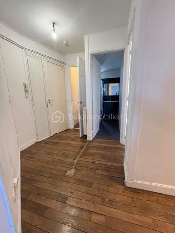 Rare ! Proche centre ville, Boulevard Jamin, quartier paisible et agréable !
Appartement sans travaux de 4 pièces de 71 m² très lumineux situé au 2ème étage d'un petit immeuble de 3 étages.
Cet appartement comprend une cuisine équipée et ouverte sur le séjour, arrière cuisine, 3 chambres, salle d'eau, wc, placard. Il dispose également d'un grand Grenier, d'un garage à velo privative et d'une cave.
- Petite copropriété calme et bien entretenue, belle cour commune, syndic sérieux.
- Appartement sera entièrement repeind (en cours), Chauffage individuel au gaz. chaudière 4 ans, Aucune anomalie electrique. Classe énergie D - Dpe de l'immeuble D. pas de travaux sur la copropriété.