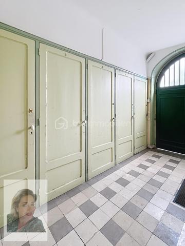 Rare ! Proche centre ville, Boulevard Jamin, quartier paisible et agréable !
Appartement sans travaux de 4 pièces de 71 m² très lumineux situé au 2ème étage d'un petit immeuble de 3 étages.
Cet appartement comprend une cuisine équipée et ouverte sur le séjour, arrière cuisine, 3 chambres, salle d'eau, wc, placard. Il dispose également d'un grand Grenier, d'un garage à velo privative et d'une cave.
- Petite copropriété calme et bien entretenue, belle cour commune, syndic sérieux.
- Appartement sera entièrement repeind (en cours), Chauffage individuel au gaz. chaudière 4 ans, Aucune anomalie electrique. Classe énergie D - Dpe de l'immeuble D. pas de travaux sur la copropriété.