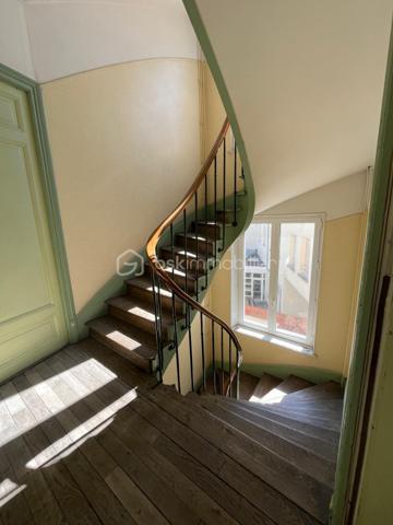 Rare ! Proche centre ville, Boulevard Jamin, quartier paisible et agréable !
Appartement sans travaux de 4 pièces de 71 m² très lumineux situé au 2ème étage d'un petit immeuble de 3 étages.
Cet appartement comprend une cuisine équipée et ouverte sur le séjour, arrière cuisine, 3 chambres, salle d'eau, wc, placard. Il dispose également d'un grand Grenier, d'un garage à velo privative et d'une cave.
- Petite copropriété calme et bien entretenue, belle cour commune, syndic sérieux.
- Appartement sera entièrement repeind (en cours), Chauffage individuel au gaz. chaudière 4 ans, Aucune anomalie electrique. Classe énergie D - Dpe de l'immeuble D. pas de travaux sur la copropriété.