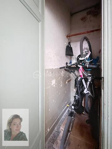 Rare ! Proche centre ville, Boulevard Jamin, quartier paisible et agréable !
Appartement sans travaux de 4 pièces de 71 m² très lumineux situé au 2ème étage d'un petit immeuble de 3 étages.
Cet appartement comprend une cuisine équipée et ouverte sur le séjour, arrière cuisine, 3 chambres, salle d'eau, wc, placard. Il dispose également d'un grand Grenier, d'un garage à velo privative et d'une cave.
- Petite copropriété calme et bien entretenue, belle cour commune, syndic sérieux.
- Appartement sera entièrement repeind (en cours), Chauffage individuel au gaz. chaudière 4 ans, Aucune anomalie electrique. Classe énergie D - Dpe de l'immeuble D. pas de travaux sur la copropriété.