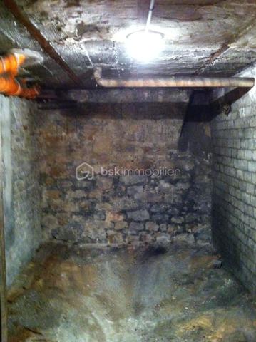 Rare ! Proche centre ville, Boulevard Jamin, quartier paisible et agréable !
Appartement sans travaux de 4 pièces de 71 m² très lumineux situé au 2ème étage d'un petit immeuble de 3 étages.
Cet appartement comprend une cuisine équipée et ouverte sur le séjour, arrière cuisine, 3 chambres, salle d'eau, wc, placard. Il dispose également d'un grand Grenier, d'un garage à velo privative et d'une cave.
- Petite copropriété calme et bien entretenue, belle cour commune, syndic sérieux.
- Appartement sera entièrement repeind (en cours), Chauffage individuel au gaz. chaudière 4 ans, Aucune anomalie electrique. Classe énergie D - Dpe de l'immeuble D. pas de travaux sur la copropriété.