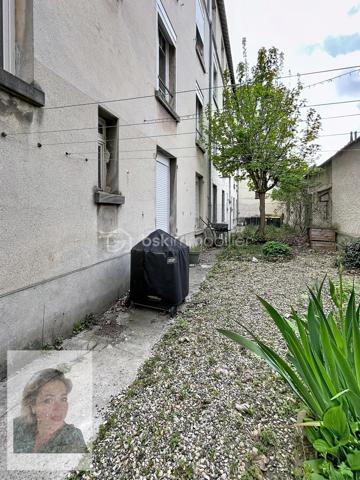 Rare ! Proche centre ville, Boulevard Jamin, quartier paisible et agréable !
Appartement sans travaux de 4 pièces de 71 m² très lumineux situé au 2ème étage d'un petit immeuble de 3 étages.
Cet appartement comprend une cuisine équipée et ouverte sur le séjour, arrière cuisine, 3 chambres, salle d'eau, wc, placard. Il dispose également d'un grand Grenier, d'un garage à velo privative et d'une cave.
- Petite copropriété calme et bien entretenue, belle cour commune, syndic sérieux.
- Appartement sera entièrement repeind (en cours), Chauffage individuel au gaz. chaudière 4 ans, Aucune anomalie electrique. Classe énergie D - Dpe de l'immeuble D. pas de travaux sur la copropriété.