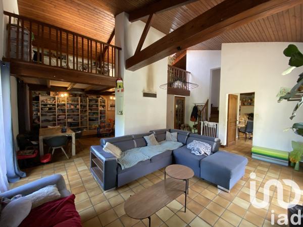 Maison 5 pièces de 145 m² à Les Herbiers (85500)