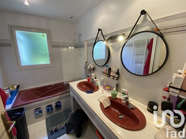 Maison 5 pièces de 145 m² à Les Herbiers (85500)