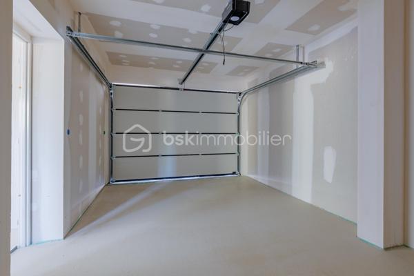 Découvrez cette magnifique maison contemporaine, idéalement située dans une impasse, dans un environnement résidentiel calme et recherché.

Actuellement en cours d'achèvement, cette maison offre une opportunité rare d'emménager dès cet automne dans un bien neuf aux prestations haut de gamme.

Répartie sur un rez-de-chaussée et un étage, elle propose 123 m² habitables, conçus pour offrir un cadre de vie aussi élégant que fonctionnel. Son agencement, imaginé par un architecte d'intérieur, met l'accent sur la luminosité, les volumes et le confort au quotidien.
Vous découvrirez une grande pièce de vie aux lignes arrondies, véritable signature architecturale de la maison. Cet espace lumineux offre de nombreuses possibilités d'aménagement et permet de créer un intérieur unique.

La maison comprend 3 chambres, dont une belle suite parentale avec dressing et salle d'eau privative, et un espace bureau. Les grandes baies vitrées et la hauteur sous plafond supérieure à 2,70 m renforcent la sensation d'espace et baignent les pièces de lumière naturelle.
Implantée sur un terrain avec entrée privative, elle dispose également d'un garage, d'une terrasse ainsi que d'un balcon à l'étage. Les extérieurs, sans vis-à-vis, offrent un cadre de vie intime et agréable.

Les prestations ont été soigneusement sélectionnées pour répondre aux attentes, la maison sera livrée avec :
Carrelage grand format 120 × 120 cm.
Chauffage au sol.
Climatisation réversible.
Grandes baies vitrées.
Finitions haut de gamme.
Matériaux de qualité.

Vous aurez également la possibilité de personnaliser votre cuisine, afin de créer un intérieur entièrement à votre image.

Une maison contemporaine aux prestations premium, alliant design, confort et qualité de construction, idéale pour celles et ceux qui recherchent un bien neuf dans un environnement paisible.

Contactez-nous dès aujourd'hui pour obtenir davantage d'informations et découvrir cette future maison.
