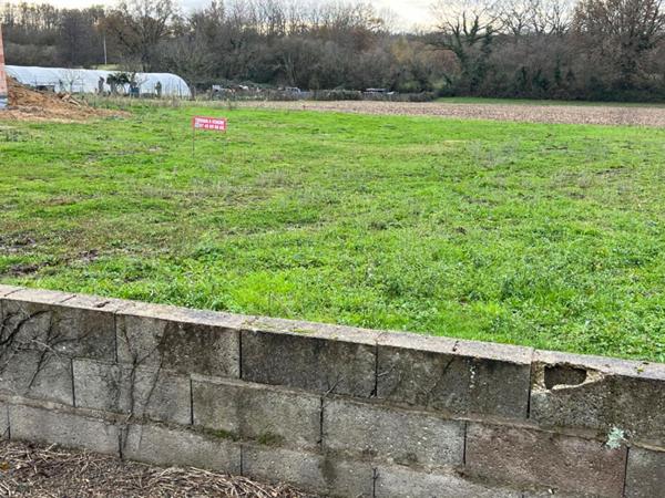 dernier très beau terrain constructible a 32.5  le m²dans un endroit calme à St Christophe enBresse