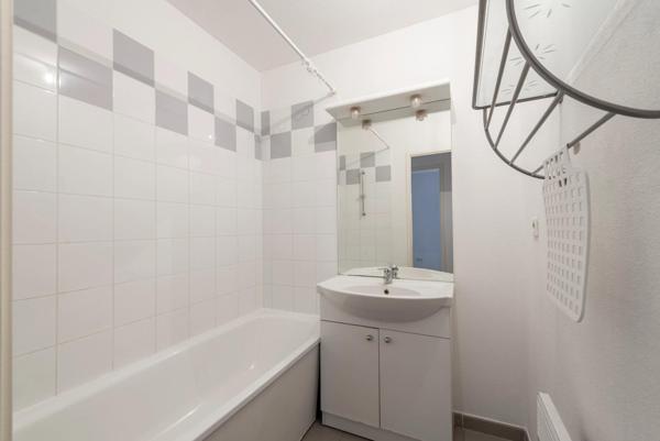 Maison récente et mitoyenne