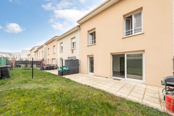 Maison récente et mitoyenne