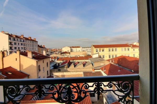 Place Ambroise Coutois - T2 bis traversant E/O, vue dégagée, charme, cave