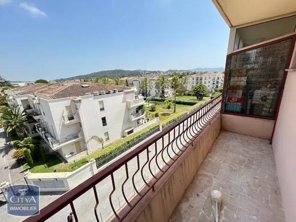 Appartement à louer 2 pièces 44m² Sanary-sur-Mer (83110)