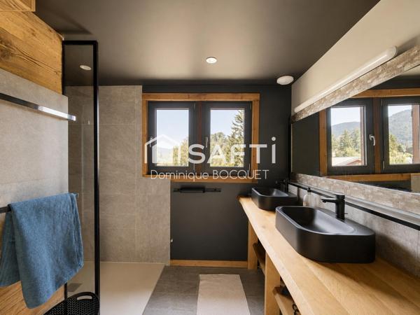 Chalet d'exception, refait à neuf 4 pièces, 3 chambres, garage, parking et terrain privatif.