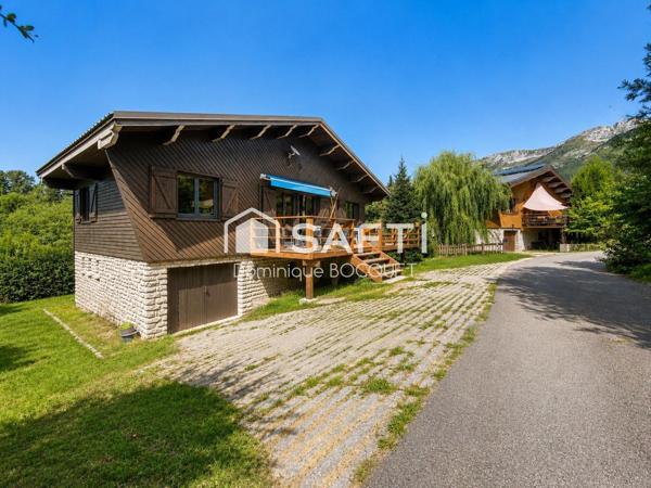 Chalet d'exception, refait à neuf 4 pièces, 3 chambres, garage, parking et terrain privatif.
