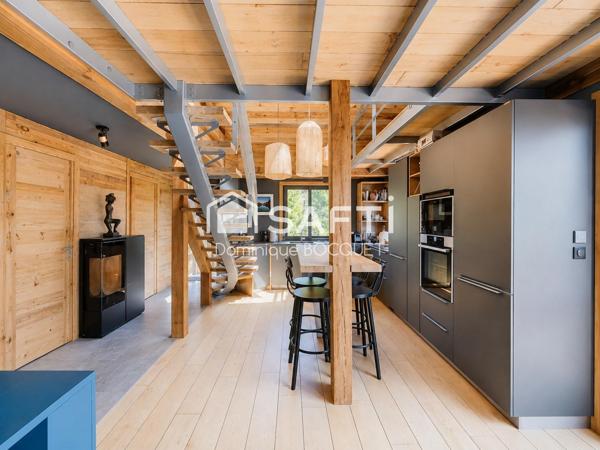 Chalet d'exception, refait à neuf 4 pièces, 3 chambres, garage, parking et terrain privatif.