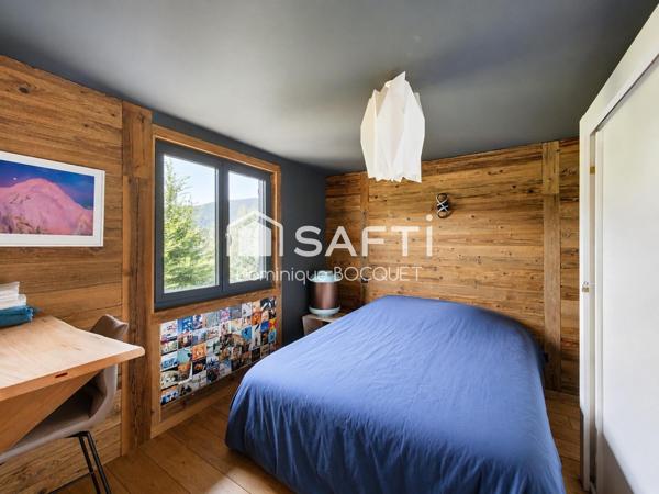 Chalet d'exception, refait à neuf 4 pièces, 3 chambres, garage, parking et terrain privatif.