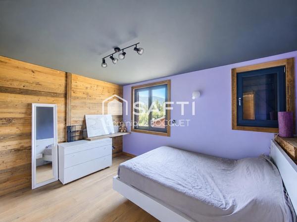 Chalet d'exception, refait à neuf 4 pièces, 3 chambres, garage, parking et terrain privatif.