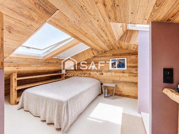 Chalet d'exception, refait à neuf 4 pièces, 3 chambres, garage, parking et terrain privatif.