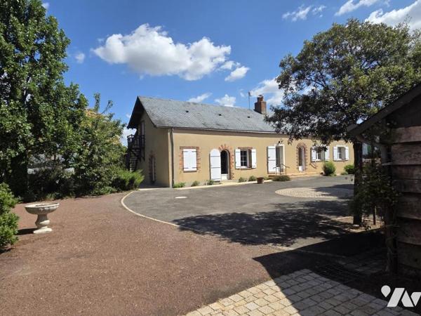 Propriété comprenant un ancien prieuré et une longère sur un terrain de 3700m² environ.