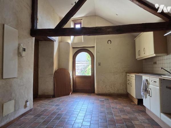 Propriété comprenant un ancien prieuré et une longère sur un terrain de 3700m² environ.