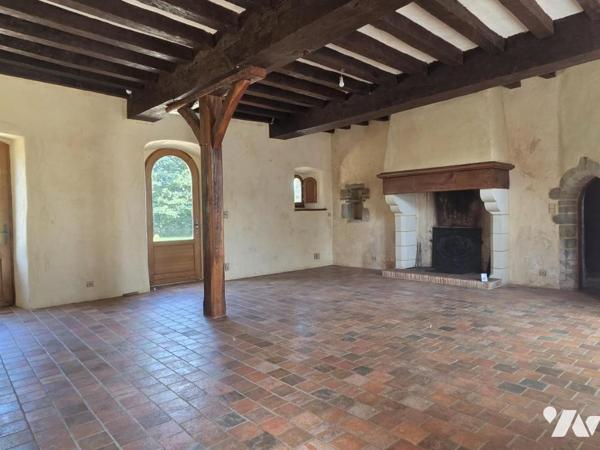 Propriété comprenant un ancien prieuré et une longère sur un terrain de 3700m² environ.