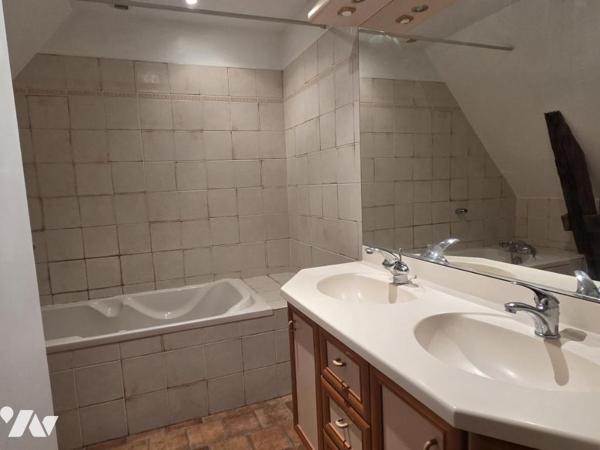 Propriété comprenant un ancien prieuré et une longère sur un terrain de 3700m² environ.