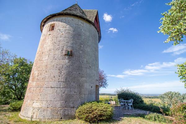 Un domaine clôturé à couper le souffle, comprenant un charmant moulin, niché au milieu de 17 hectares de terrain pittoresque en hauteur.