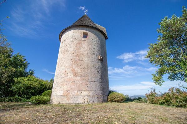 Un domaine clôturé à couper le souffle, comprenant un charmant moulin, niché au milieu de 17 hectares de terrain pittoresque en hauteur.