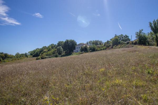 Un domaine clôturé à couper le souffle, comprenant un charmant moulin, niché au milieu de 17 hectares de terrain pittoresque en hauteur.