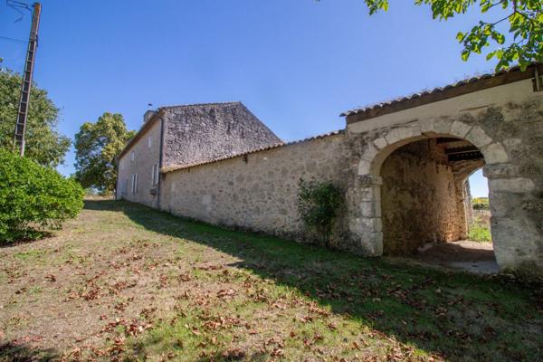 Un domaine clôturé à couper le souffle, comprenant un charmant moulin, niché au milieu de 17 hectares de terrain pittoresque en hauteur.