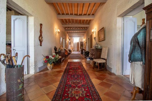 Un domaine clôturé à couper le souffle, comprenant un charmant moulin, niché au milieu de 17 hectares de terrain pittoresque en hauteur.