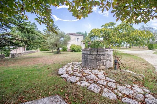 Un domaine clôturé à couper le souffle, comprenant un charmant moulin, niché au milieu de 17 hectares de terrain pittoresque en hauteur.