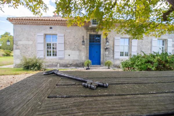 Un domaine clôturé à couper le souffle, comprenant un charmant moulin, niché au milieu de 17 hectares de terrain pittoresque en hauteur.