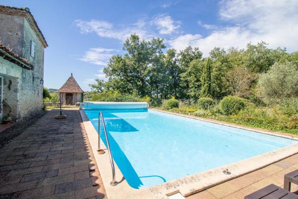 Un domaine clôturé à couper le souffle, comprenant un charmant moulin, niché au milieu de 17 hectares de terrain pittoresque en hauteur.
