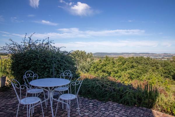 Un domaine clôturé à couper le souffle, comprenant un charmant moulin, niché au milieu de 17 hectares de terrain pittoresque en hauteur.