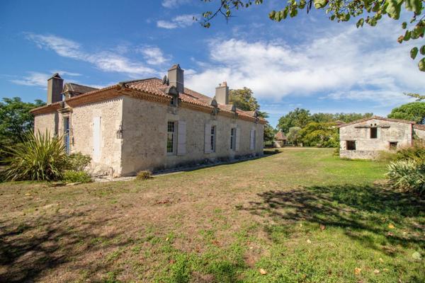 Un domaine clôturé à couper le souffle, comprenant un charmant moulin, niché au milieu de 17 hectares de terrain pittoresque en hauteur.