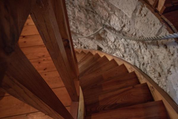 Un domaine clôturé à couper le souffle, comprenant un charmant moulin, niché au milieu de 17 hectares de terrain pittoresque en hauteur.