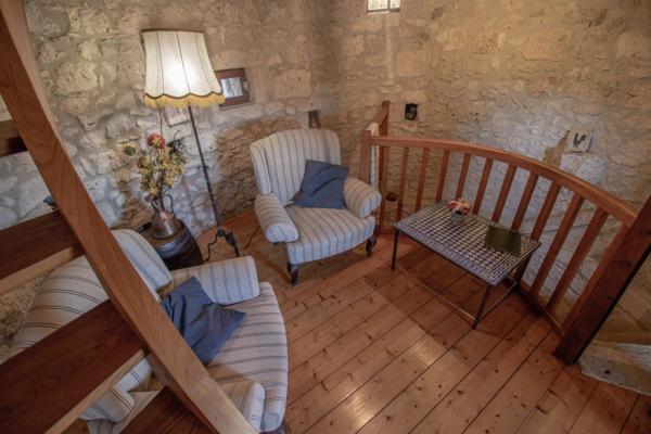 Un domaine clôturé à couper le souffle, comprenant un charmant moulin, niché au milieu de 17 hectares de terrain pittoresque en hauteur.