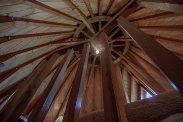 Un domaine clôturé à couper le souffle, comprenant un charmant moulin, niché au milieu de 17 hectares de terrain pittoresque en hauteur.