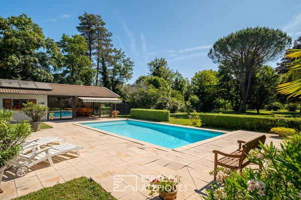 Propriété de caractère au bord de l’eau