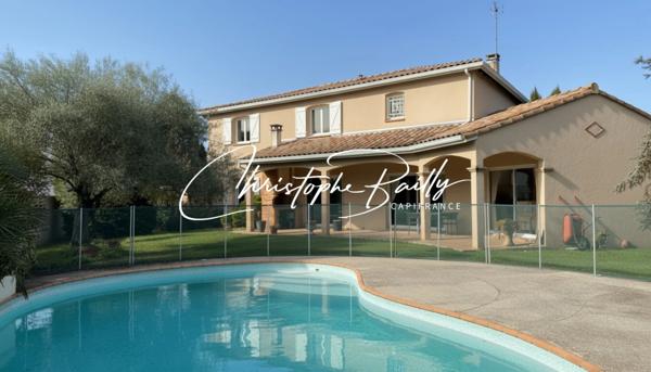 Maison d’architecte 2021 à Launaguet (31140), aux portes de Toulouse : 223 m² habitables, séjour double hauteur de 56 m², terrasse abritée, jardin arboré et piscine.