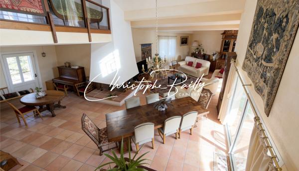 Maison d’architecte 2021 à Launaguet (31140), aux portes de Toulouse : 223 m² habitables, séjour double hauteur de 56 m², terrasse abritée, jardin arboré et piscine.