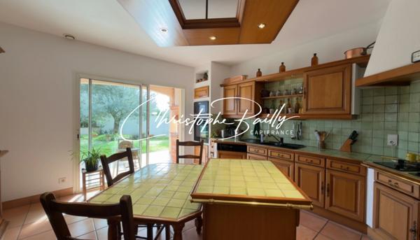 Maison d’architecte 2021 à Launaguet (31140), aux portes de Toulouse : 223 m² habitables, séjour double hauteur de 56 m², terrasse abritée, jardin arboré et piscine.