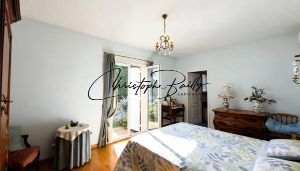 Maison d’architecte 2021 à Launaguet (31140), aux portes de Toulouse : 223 m² habitables, séjour double hauteur de 56 m², terrasse abritée, jardin arboré et piscine.