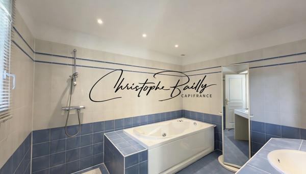 Maison d’architecte 2021 à Launaguet (31140), aux portes de Toulouse : 223 m² habitables, séjour double hauteur de 56 m², terrasse abritée, jardin arboré et piscine.