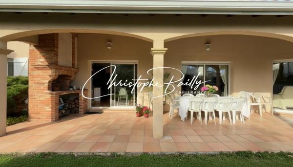 Maison d’architecte 2021 à Launaguet (31140), aux portes de Toulouse : 223 m² habitables, séjour double hauteur de 56 m², terrasse abritée, jardin arboré et piscine.