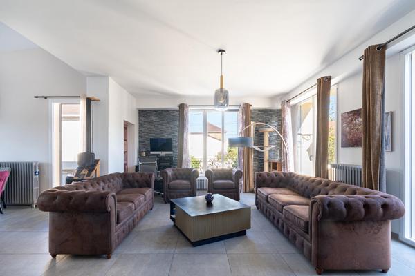 Meulière avec extension contemporaine, jardin et piscine