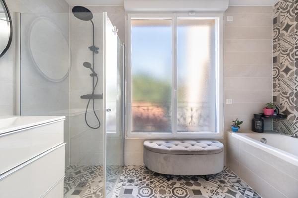 Meulière avec extension contemporaine, jardin et piscine