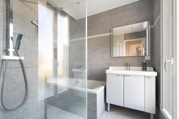 Meulière avec extension contemporaine, jardin et piscine