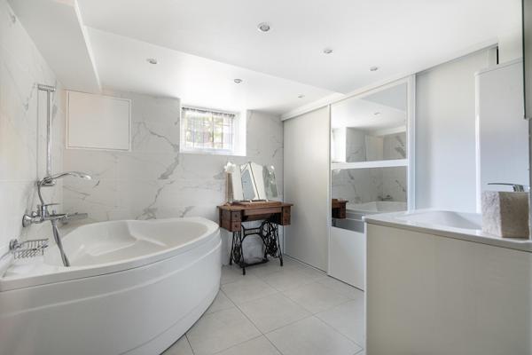 Meulière avec extension contemporaine, jardin et piscine