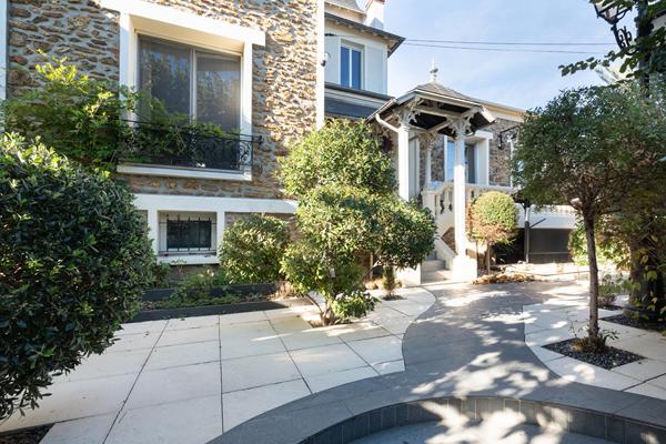 Meulière avec extension contemporaine, jardin et piscine